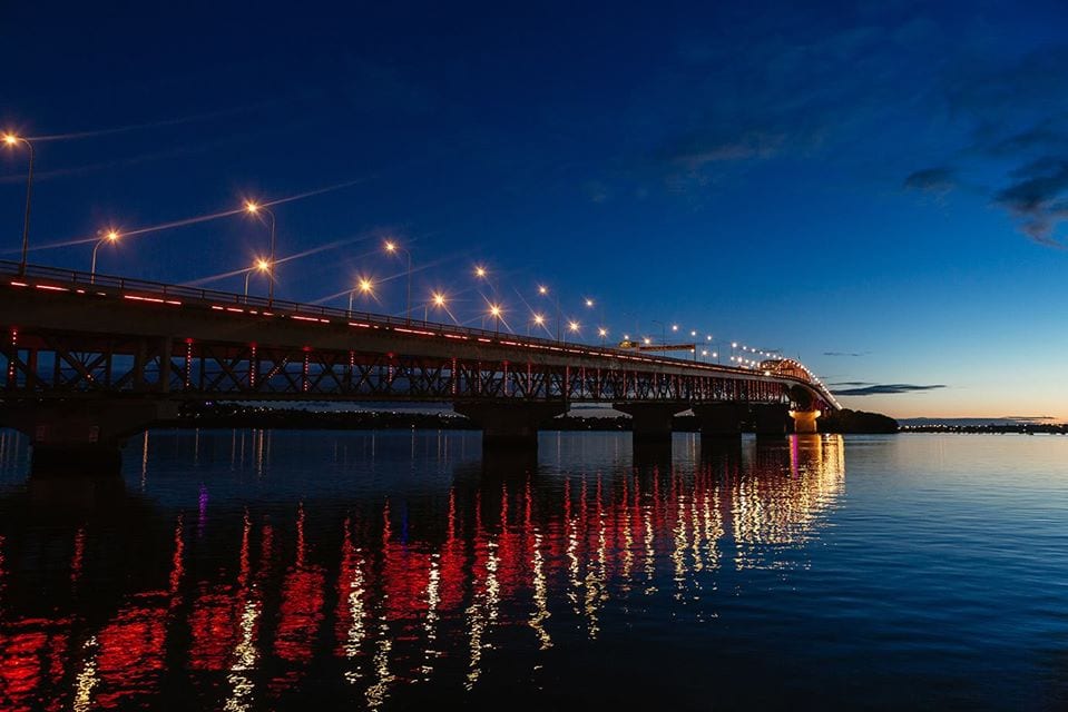 Anzac Day lights Auckland Harbour Bridge